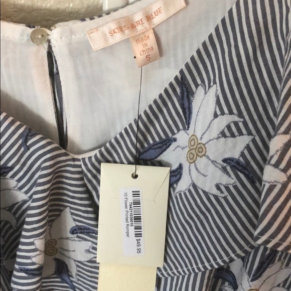 NWT flower print romper. - Picture 3 of 4